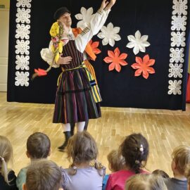 Koncert folklorystyczny – tańce i stroje z Opoczna Koncert folklorystyczny – tańce i stroje z Opoczna