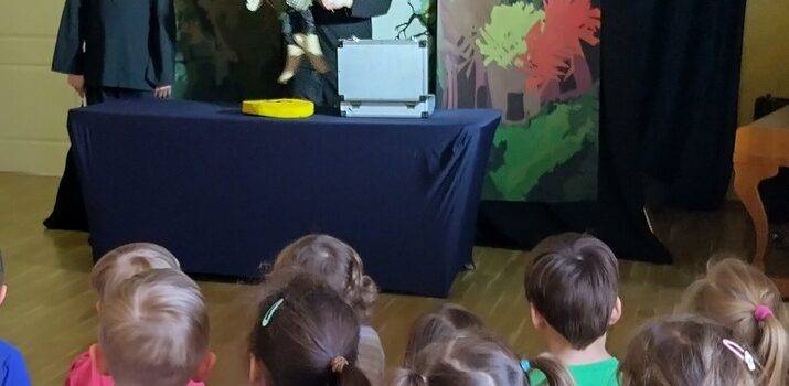 Karuzela- grupa teatralna  z przedstawieniem ” Drzewo życzeń „